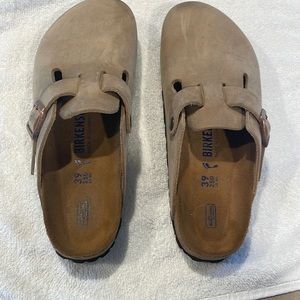 Birkenstock Boston soft footbed. Hardly worn. Excellent condition. Size 39/8-8.5